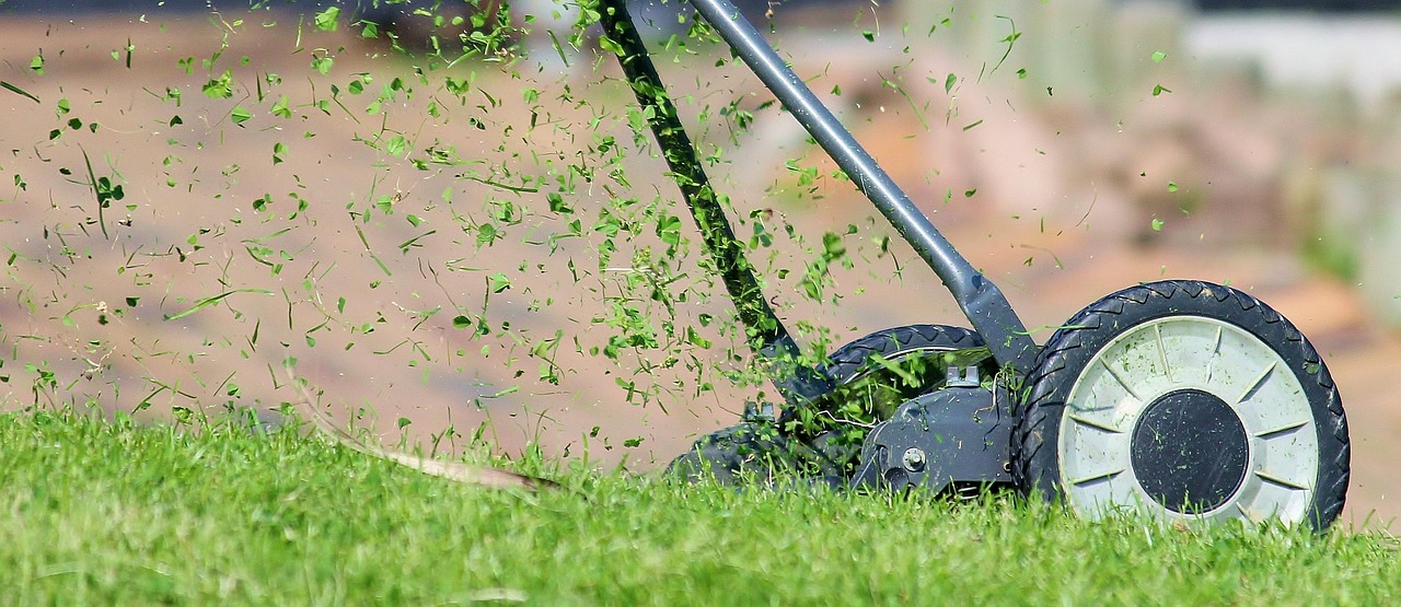 相続した空き家の草刈りにかかる費用はどのくらい？