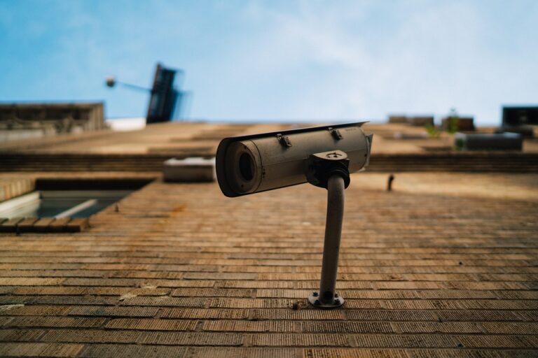 防犯カメラを設置することで空き家を守る方法は？