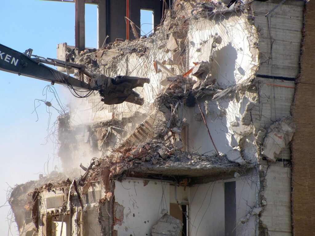 相続した空き家の解体費用はどのくらいかかる？