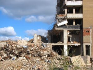 空き家を解体して売るメリットとデメリットは？